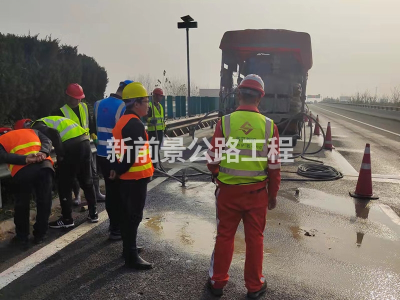 为什么公路灌浆施工队在施工过程中要在板下堵塞？